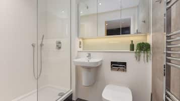 Deluxe Apartment | Bathroom | Shower, free toiletries, hair dryer, towels