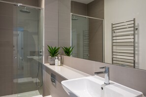 Shower, hair dryer - Waterside -  an apartment that sleeps 4 guests  in 2 bedrooms (Dartmouth)