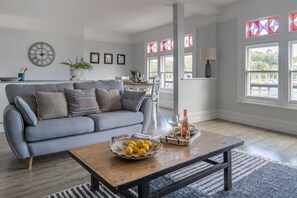 TV, stereo - Waterside - an apartment that sleeps 4 guests in 2 bedrooms (Dartmouth)