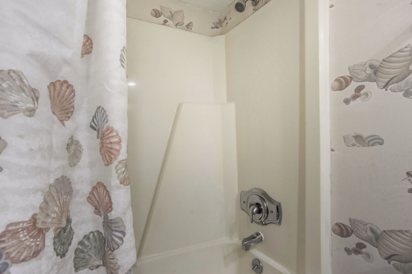 Un baño con ducha, inodoro y lavabo.
