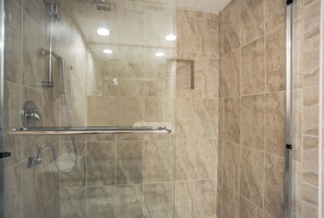 Douche, sèche-cheveux, serviettes fournies