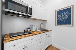 Fridge, microwave, stovetop, coffee/tea maker - Lover's Micro Studio Hideaway at Beachview (Fort Walton Beach)