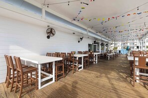 Outdoor dining - Lover's Micro Studio Hideaway at Beachview (Fort Walton Beach)