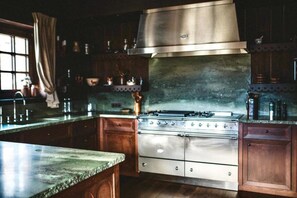 Een koelkast, een microgolfoven, een oven