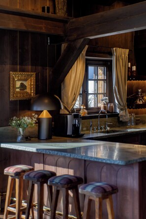 Réfrigérateur, micro-ondes, four, cafetière/bouilloire