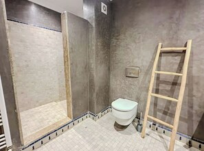 Shower, hair dryer, bidet, towels