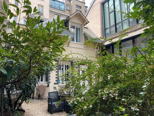 Love House - Real Parisian house and courtyard