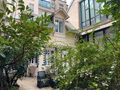 Love House - Real Parisian house and courtyard