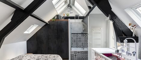 1 slaapkamer, een bureau, een strijkplank/strijkijzer, wifi