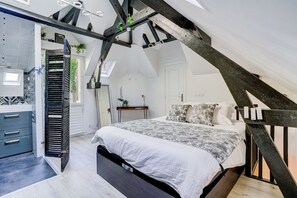 1 soverom, skrivebord, strykejern/-brett og reiseseng for barn