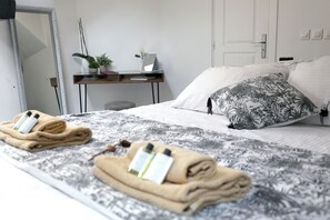 1 chambre, bureau, fer et planche à repasser, lit de bébé portatif
