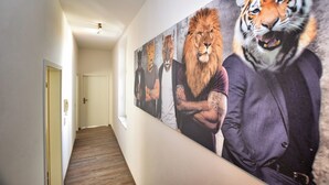 Un pasillo con un gran mural de tigres y leones en la pared.