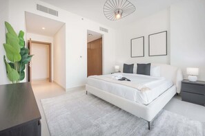 3 bedrooms, iron/ironing board, WiFi - Free housekeeping visits during your stay - StayShort - Luxury 3BR Canal Front Apartment in a Prime Setting (Dubai)