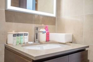Regadera, jabón, shampoo 