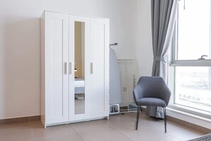 Iron/ironing board, WiFi, bed sheets