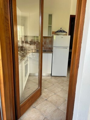 Kühlschrank, Ofen, Herdplatte, Wasserkocher mit Kaffee-/Teezubehör