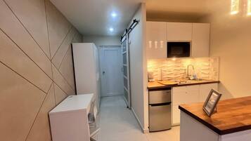 Réfrigérateur, micro-ondes, plaque de cuisson, cafetière/bouilloire