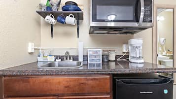 Refrigerador, microondas y comedor