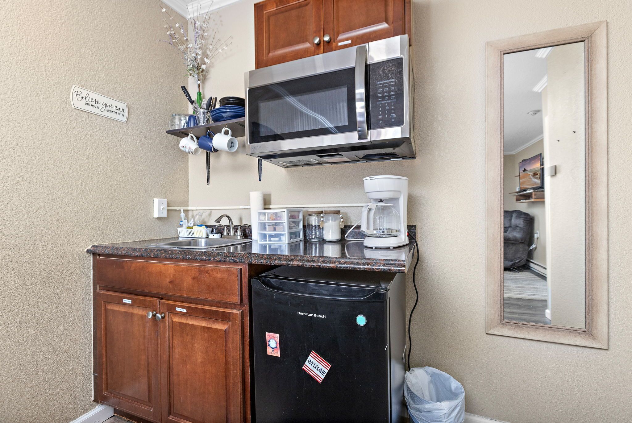 Een koelkast, een microgolfoven, een eettafel