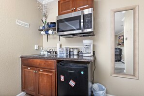 Jääkaappi, mikroaaltouuni, ruokailupöytä