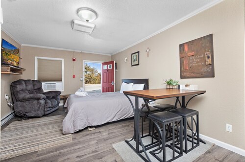 Private and cozy apartment in small town Kansas!