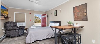 Private and cozy apartment in small town Kansas!