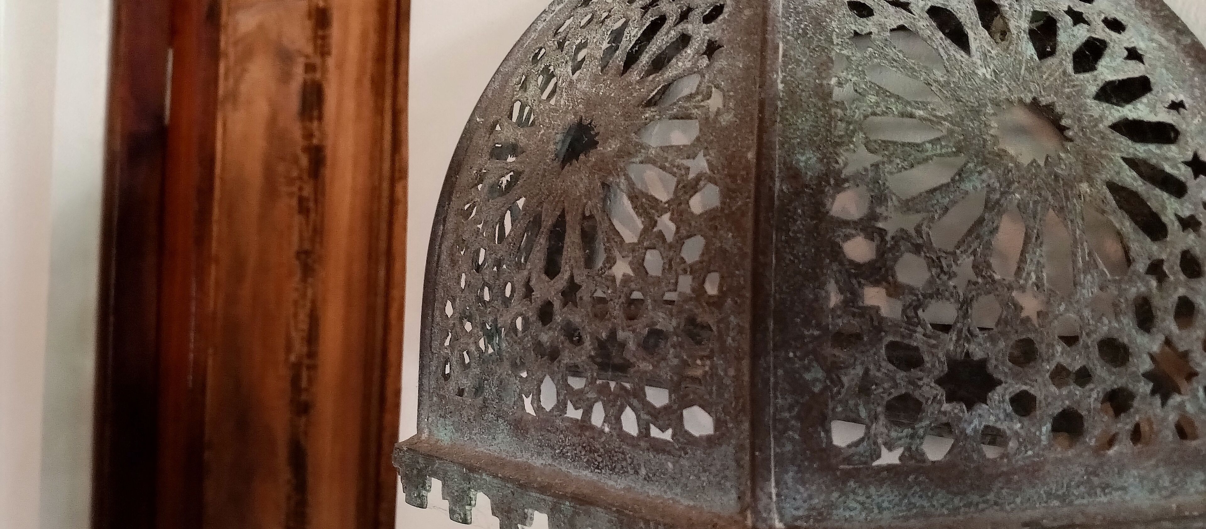 Un farol de metal con diseños intrincados.