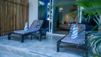 Deluxe dubbelrum - utsikt mot poolen | Värdeförvaringsskåp på rummet, mörkläggningsgardiner och ljudisolering