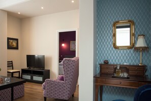 Standard-huoneisto | Oleskelualue | 42–tuumainen televisio, jossa kaapelikanavat