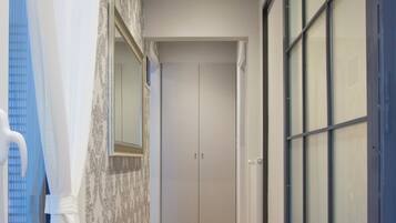 Apartamento standard, vista para o jardim | Área de estar | TV 42 polegadas com canais a cabo