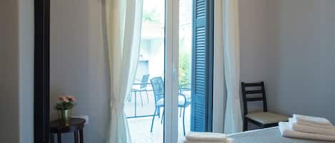 شقة عادية - منظر للحديقة | شرفة/رواق