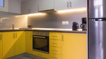 Apartamento luxo | Cozinha privada | Geladeira, fogão, lava-louças, cafeteira/chaleira