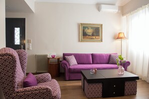 Standard-huoneisto | Oleskelualue | 42–tuumainen televisio, jossa kaapelikanavat