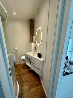 Haartrockner, Handtücher, Seife, Toilettenpapier