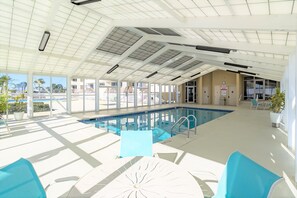 Una piscina cubierta, una piscina climatizada