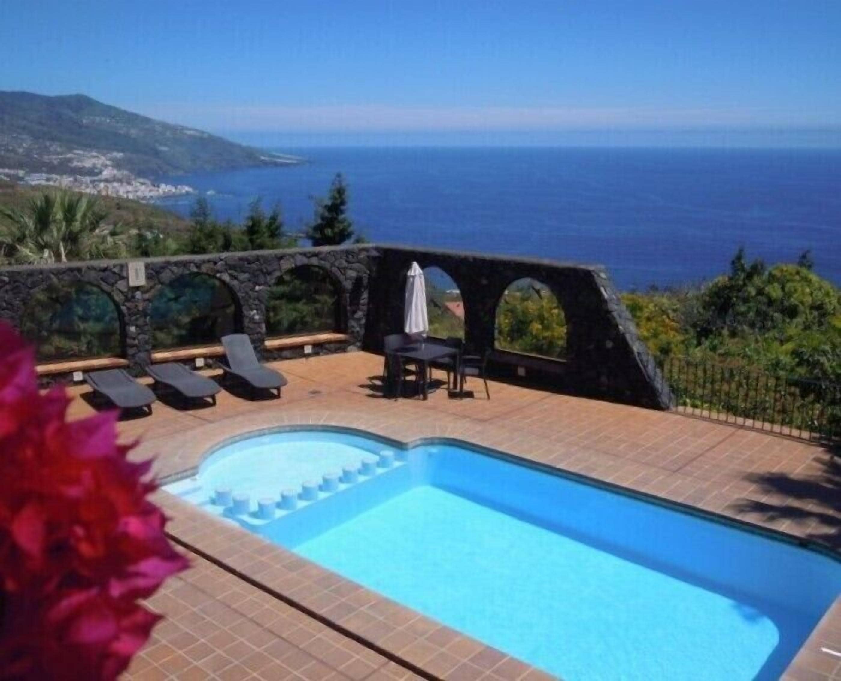 Familienvilla, eigenes Bad, Meerblick | Außenpool | Außenpool, Sonnenschirme, Liegestühle