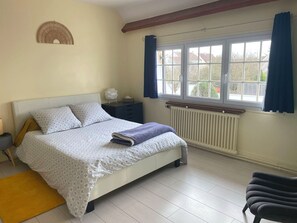 2 Schlafzimmer, Schreibtisch, Bügeleisen/Bügelbrett, Reisekinderbett