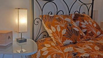 2 chambres, bureau, fer et planche Ă  repasser, lit parapluie