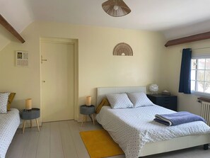 2 bedrooms, desk, iron/ironing board, travel crib - Peaceful stay between Paris and Disneyland - 2 comfortable rooms with garden (Chennevières-sur-Marne)