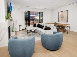 TV connectée, cheminée, espaces bureaux