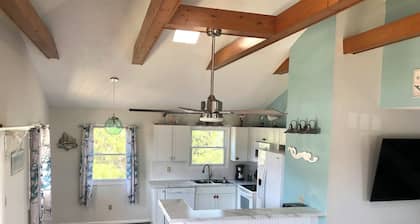 Quaint 4-bedroom cottage in Nags Head located just minutes from white silky sand