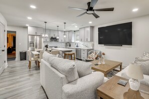 Living area - 5 Mi to Cambridge Square: Ooltewah Getaway! (Ooltewah)