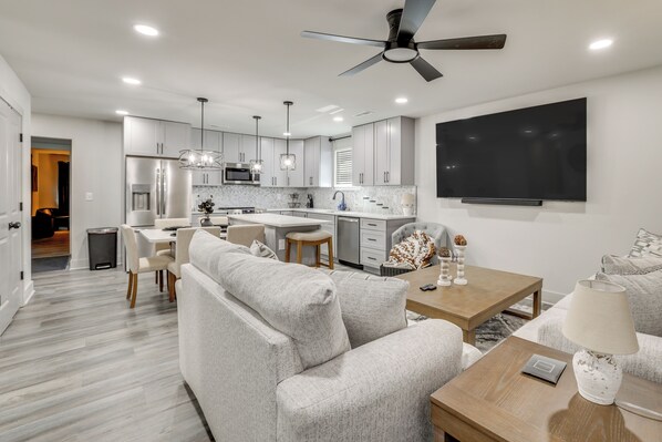 Living area - 5 Mi to Cambridge Square: Ooltewah Getaway! (Ooltewah)