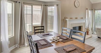 < 1 Mi to Antelope Valley Mall: Spacious Retreat!