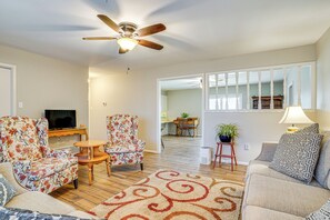 House (3 Bedrooms) | Interior - Family Friendly: Peaceful Home in Stamford! (Stamford)