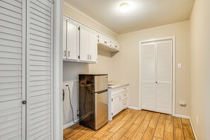 House (3 Bedrooms) | Interior - Family Friendly: Peaceful Home in Stamford! (Stamford)