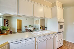 House (3 Bedrooms) | Interior - Family Friendly: Peaceful Home in Stamford! (Stamford)