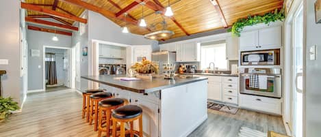 House (3 Bedrooms) | Interior