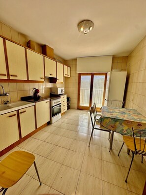 Fridge, microwave, oven, coffee/tea maker