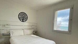 Room - Maison Front de Mer Aresquiers | Direct beach access | 4 bedrooms (Frontignan)
